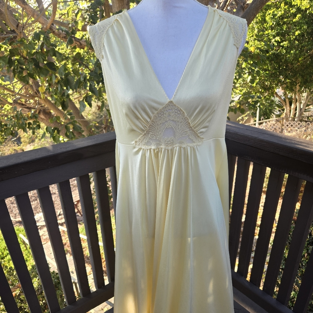 Vintage Van Raalte GlamYellow Sleeveless Nightgown Full Length Size Medium Mint